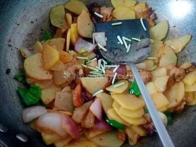 加入盐，糖，葱花翻炒均匀