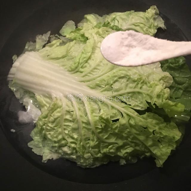 锅中烧开水，加少许油和盐，将白菜焯至断生。捞出沥干水份。