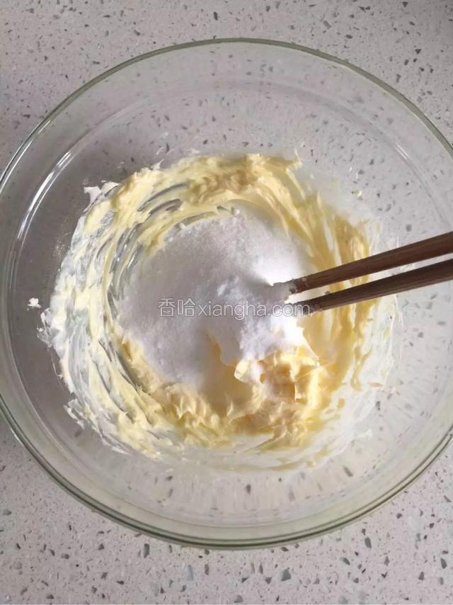 黄油室温软化，加入细砂糖搅拌均匀。