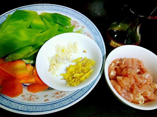 瘦肉拌匀，莴笋和红萝卜切我厘米薄片，生姜和大蒜切末备用。