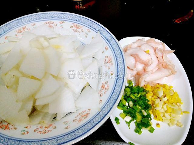 肥肉和白萝卜切薄片，生姜，大蒜和葱切末。