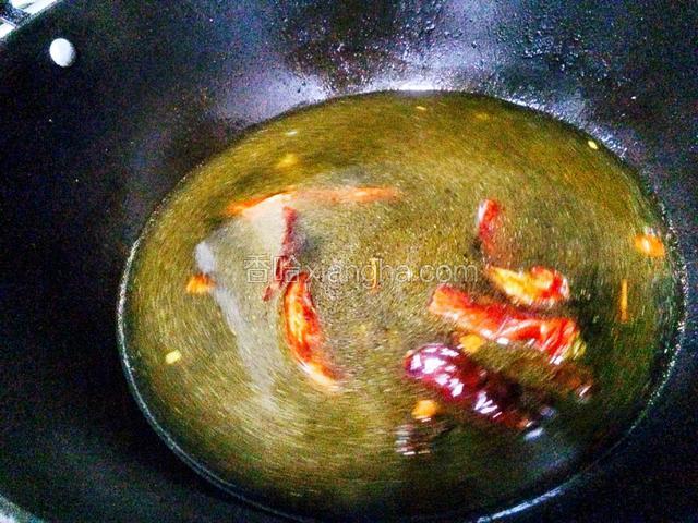 加入清水，放白糖料酒白胡椒粉盐，少许醋调味