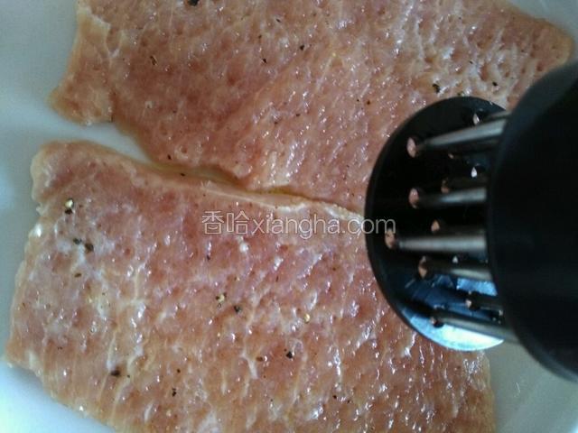 再用松肉器多松一会这样会更入味，腌制一小时。