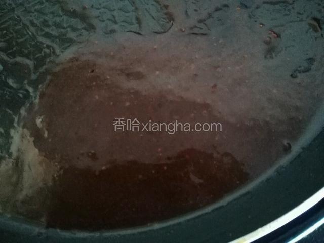 然后加两汤勺水煮沸。