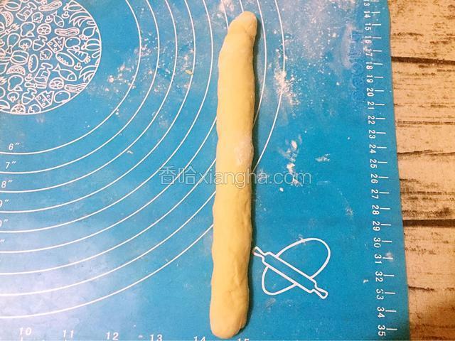 取一个面团，揉搓成长条