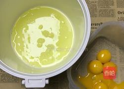 戚风纸杯芝麻小蛋糕的做法图解2