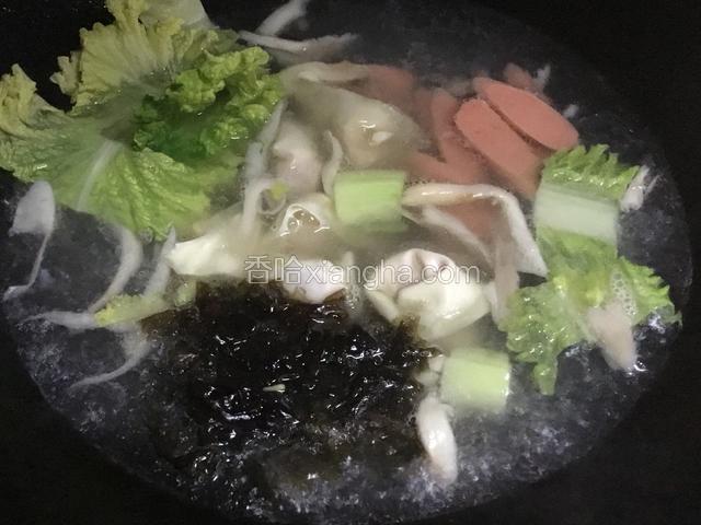 水煮开了放入除虾以外的食材，放入盐少许