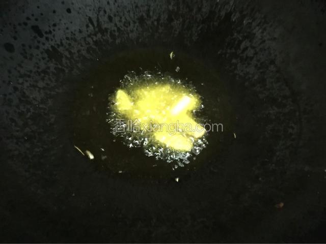 锅里烧油，油热了放入姜蒜片爆香