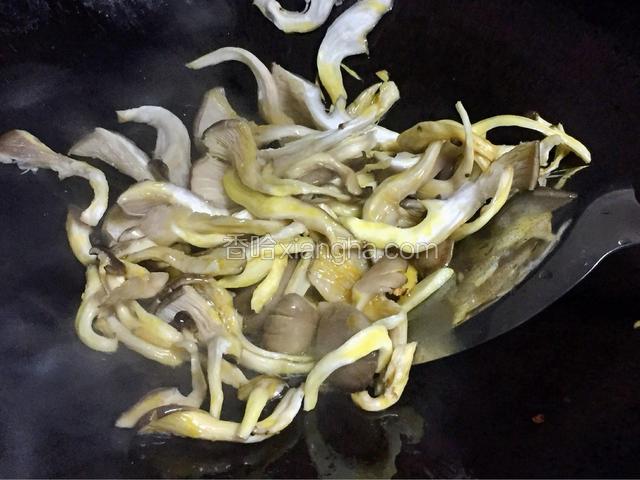 放入蘑菇翻炒，翻炒出汁