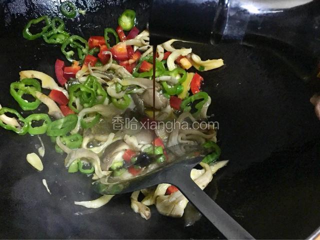 蘑菇快要熟的时候放入青椒红椒，倒入酱油