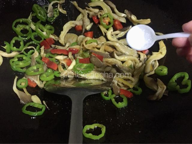 加少许盐，翻炒均匀起锅