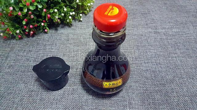 李锦记的特级鲜酱油！味道美美哒！样子也可爱(๑• . •๑)！