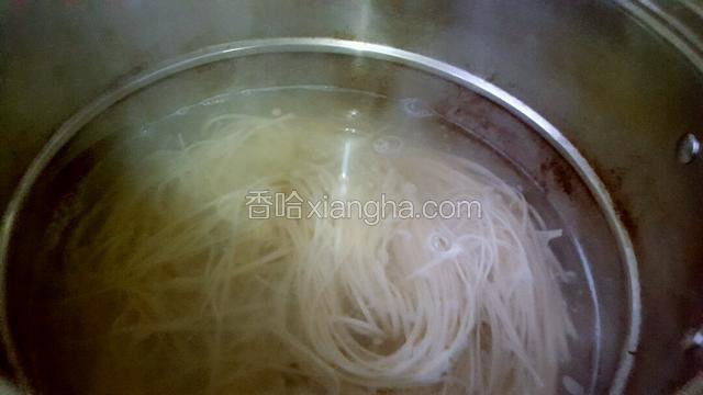 锅中倒入适量水，开锅后下入面条，小火煮10分钟！
