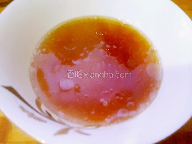 然后从煮面条的锅中把滚开的水倒入碗中半碗就可以！