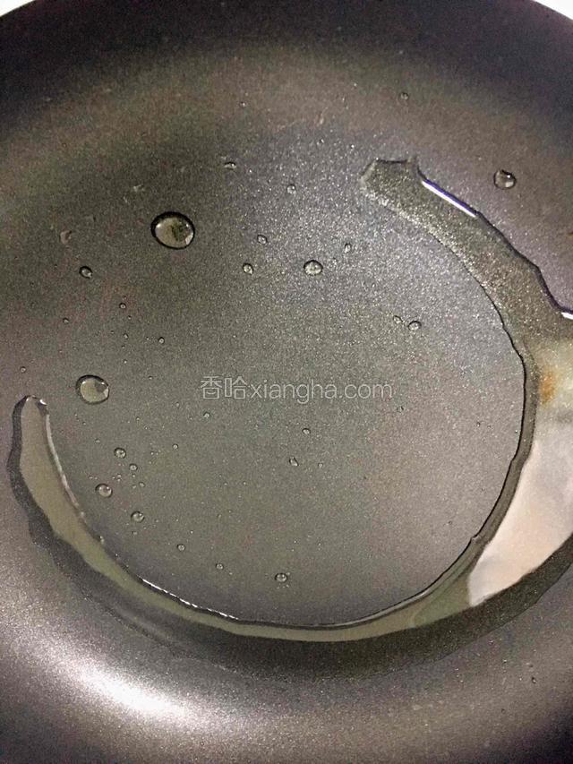 热锅凉油烧至七成熟