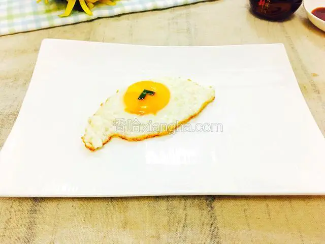 7成熟起锅，蛋黄滴入几滴李锦记天成鲜酱油，也可以吃的时间沾取。