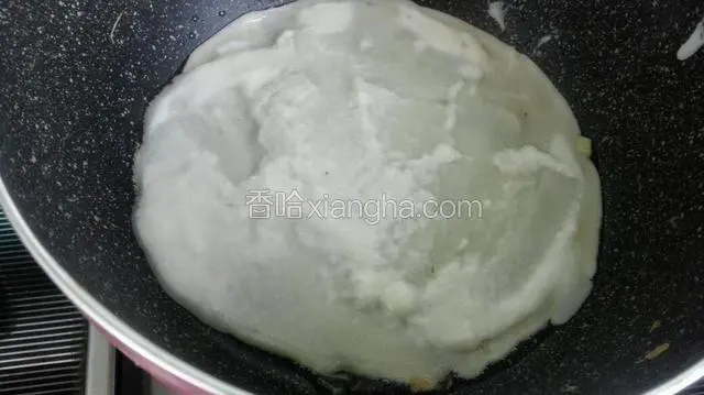 平底锅小火倒入少量油，用勺子舀入适量面糊迅速摊平，动作要小心不要弄破！