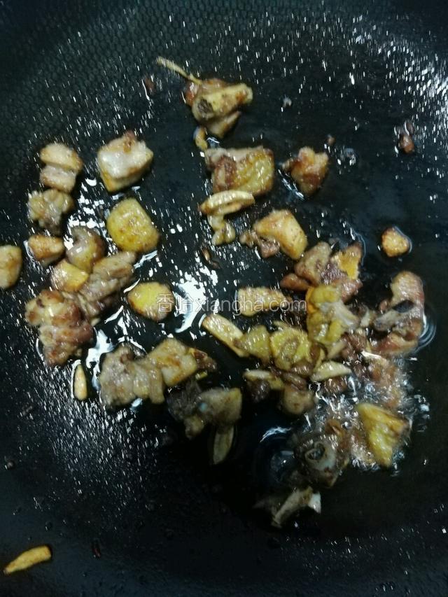 加盐炒匀，再加一匙李锦记特鲜酱油翻炒匀。。（我儿子喜欢吃焦一点的）