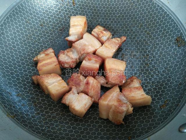 下肉块翻炒上色，（小火）