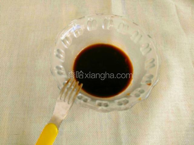 兑酱汁，李锦记蚝油，李锦记天成一味鲜，老抽，生抽，料酒，红烧酱油。拌匀
