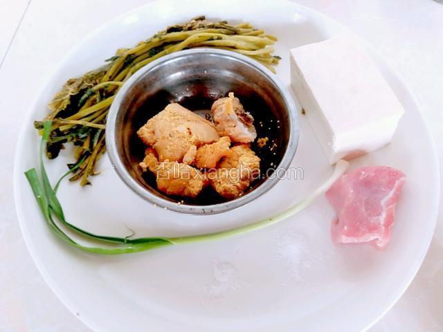 提前准备好以下主食材和部分配料