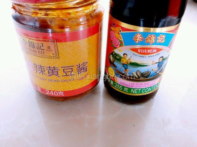 准备李锦记辣黄豆酱和李锦记耗油