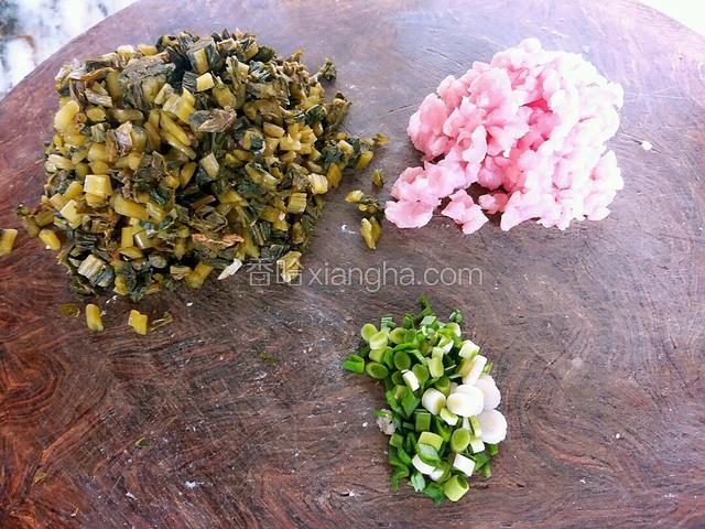 腌菜切碎末，瘦肉切小丁，肉丁的大小和绿豆差不多大即可，香蒜切碎丁备用