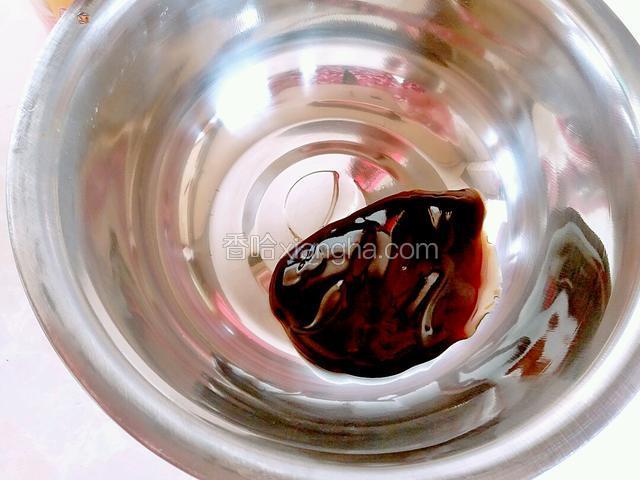 烧的过程中，我们准备一小碗，碗内倒入耗油十克
