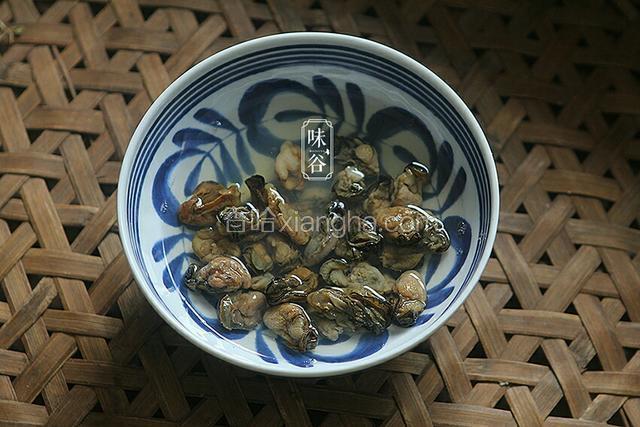 蚝豉要泡软（花的时间比较长），其他材料简单清洗一下即可。