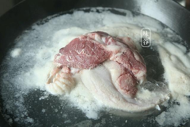  猪大脷置沸水中稍滚片刻,刮去衣膜,再洗净,切块（也可以煲好汤再切）