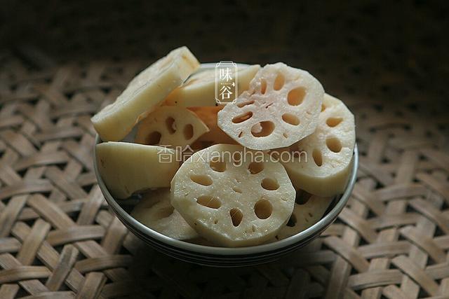 莲藕去皮切块；