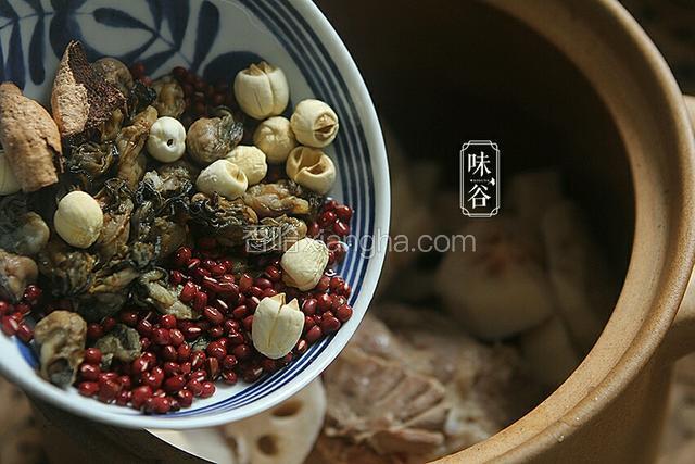 所有材料与生姜一起放进瓦煲内,加入清水3000毫升(12碗量),武火煮沸后,改为文火煲1个半小时。