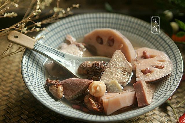  “年年好事大利”的“莲子莲藕蚝豉煲猪大脷汤”就做好了。
