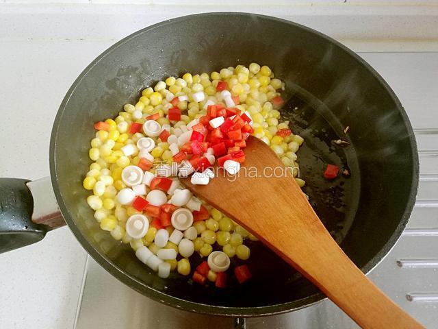 加入蟹味菇和红椒丁翻炒均匀。