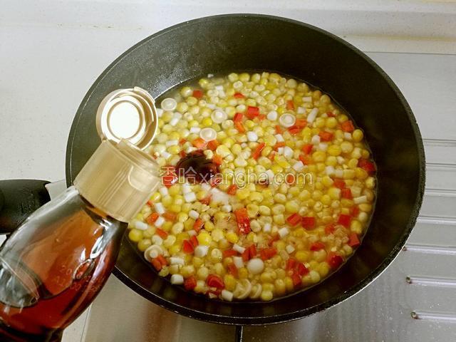 然后加入盐，鸡精，蚝油，乌醋和香油。