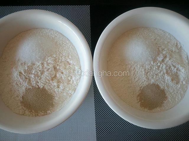 准备两份250克面粉分别加入酵母和白砂糖。