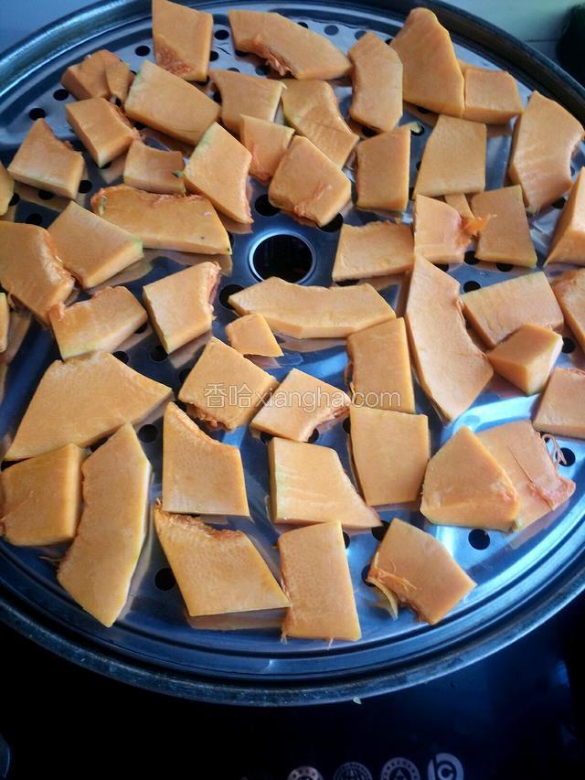 南瓜去皮切片，清洗干净上锅蒸熟。