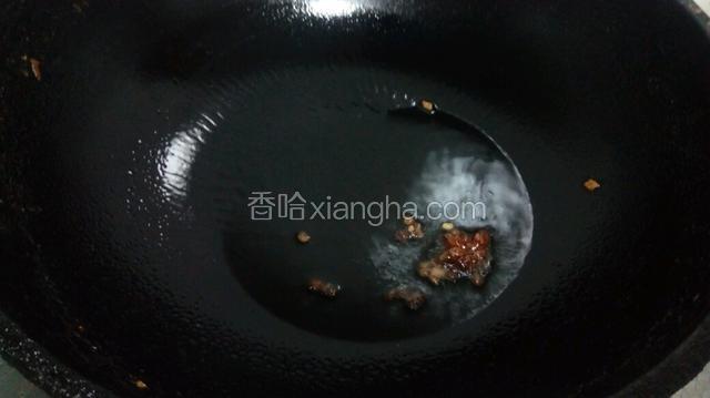 放入花椒，八角爆香