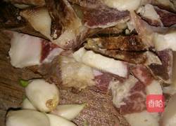 美丽酸菜串炒腊肉的做法图解1