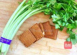 年夜饭之6-芹香豆干的做法图解1