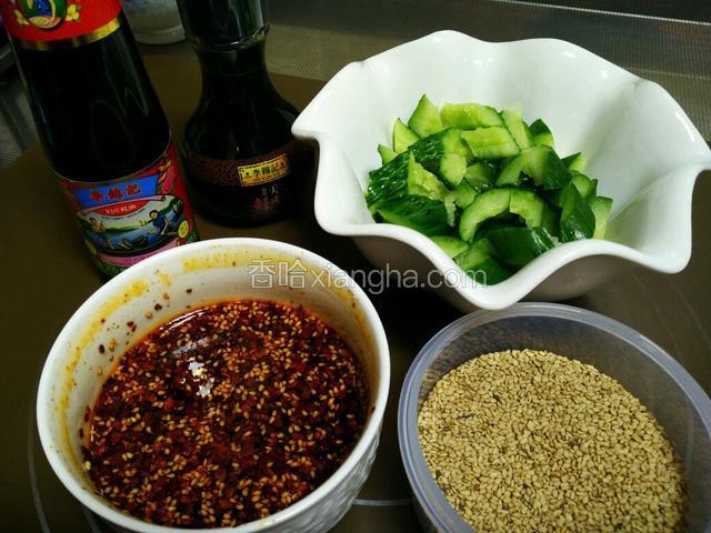 准备好所有材料，李锦记调味品到家时，黄瓜已经拍好了，没有拍到图片，做法是这样的，黄瓜洗干净后去头尾，用刀面将黄瓜拍扁，有自然裂痕，然后斜刀将黄瓜切断开。蒜头切末，这个也没有入镜。