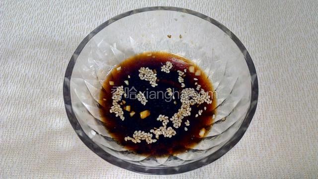 再加入切好的蒜末和适量熟芝麻，拌匀。