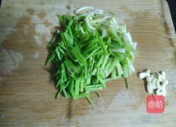 素炒芹菜的做法图解1