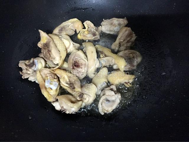 放入鸡块翻炒至裹上糖色