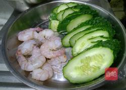 青瓜炒虾仁的做法图解1