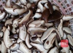 青椒炒香菇的做法图解1