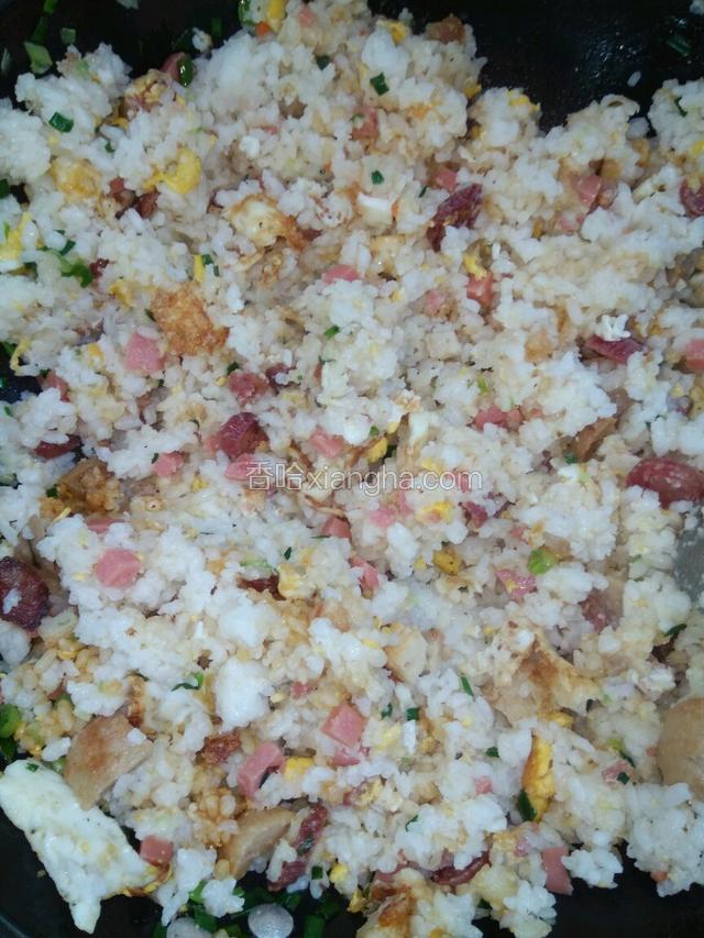 倒入飯，加適量的醬油和鹽炒三分鐘即可！