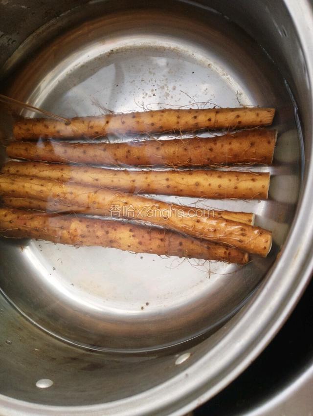 山药洗净加水煮熟