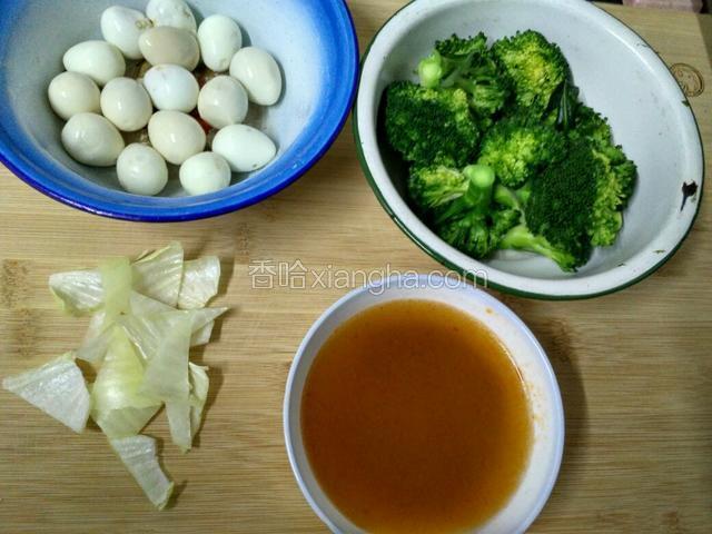 鹌鹑蛋剥好洗净，肉酱加清水调匀。葱切三角块。