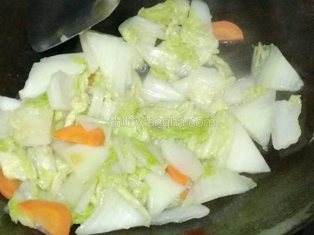 白菜变软，胡萝卜变软，加入黑胡椒粉，再加入湿淀粉快速翻炒一分钟，关火后加入适量米醋即可食用！